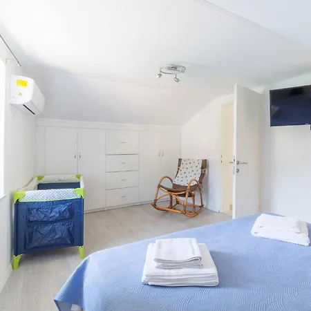 Hébergement de vacances Four Bedroom With Sea View