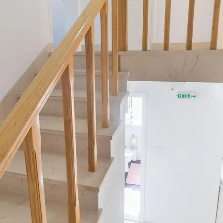 Hébergement de vacances Four Bedroom With Sea View *