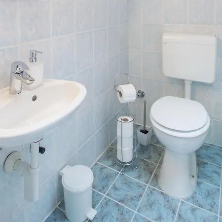 Hébergement de vacances Four Bedroom With Sea View *