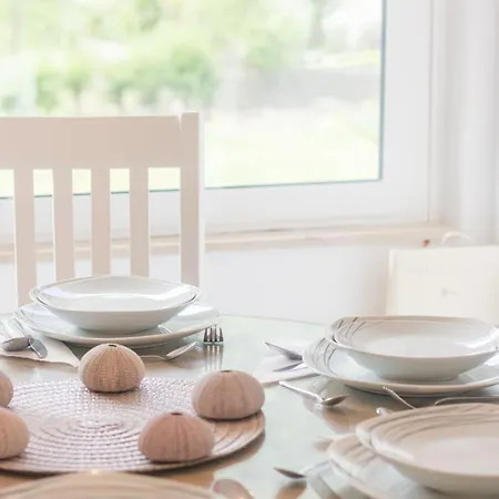 Hébergement de vacances Four Bedroom With Sea View *