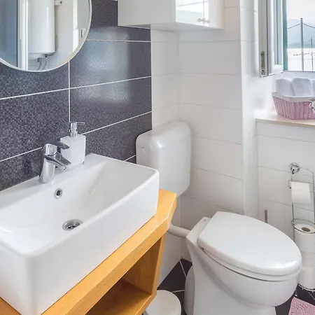 Hébergement de vacances Four Bedroom With Sea View *