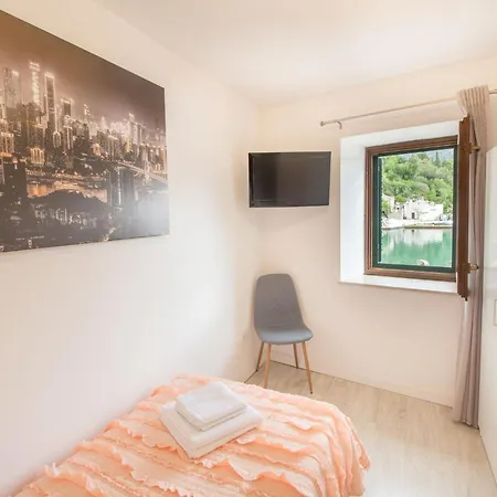 Hébergement de vacances Four Bedroom With Sea View *