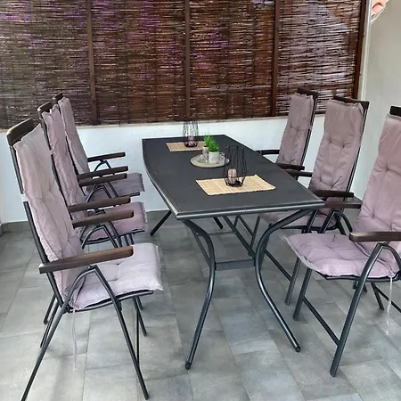 Hébergement de vacances Four Bedroom With Sea View