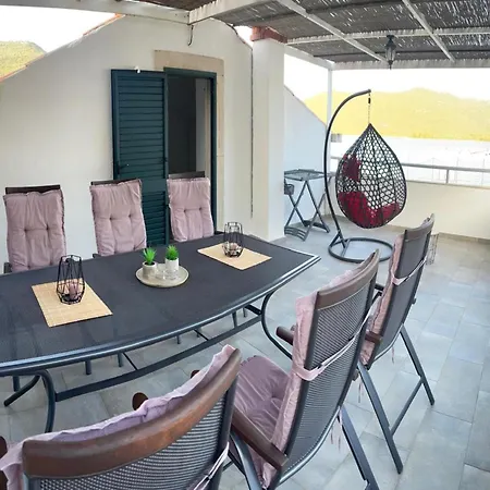 Hébergement de vacances Four Bedroom With Sea View